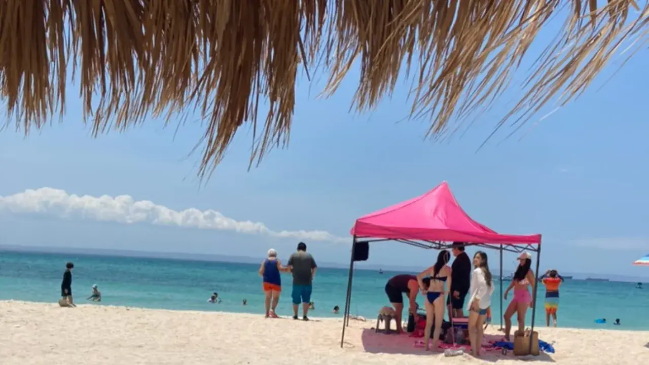 Some people enjoying the Caimancito beach.